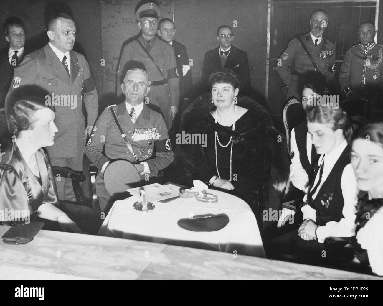 'En février 1935, Cecilie de Mecklembourg (au centre) a assisté à une soirée de charité organisée par le Bureau fédéral du NSDFB (Nationalsozialistischer Deutscher Frontkaempferbund, Anglais: National socialiste Association allemande des Fighters du Front, l'organisation successeur du 'Stahlhelm' après qu'il ait été mis en ligne). Les dons sont allés à une maison de personnes âgées à Windhoek. A gauche de Cecilie se trouve le colonel Grafunda, à gauche de lui est membre de l'association régionale du Grand Berlin. Derrière Grafunda est un homme dans l'uniforme de la NS-Frontkaempferbund. En arrière-plan (2e de Banque D'Images