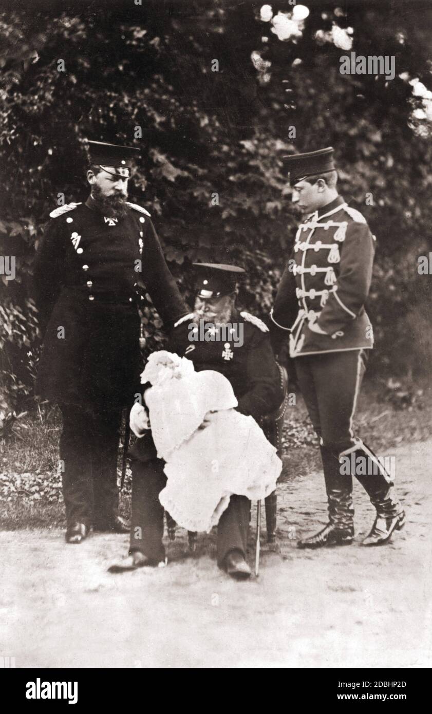 La photo montre les dirigeants de la Maison de Hohenzollern en 1882, de gauche à droite: Le prince héritier Friedrich Wilhelm de Prusse (plus tard l'empereur Frédéric III), le prince Guillaume de Prusse (plus tard le prince héritier) sur les genoux de son arrière-grand-père, l'empereur allemand Wilhelm I, et le prince Guillaume de Prusse (plus tard l'empereur Guillaume II). Banque D'Images