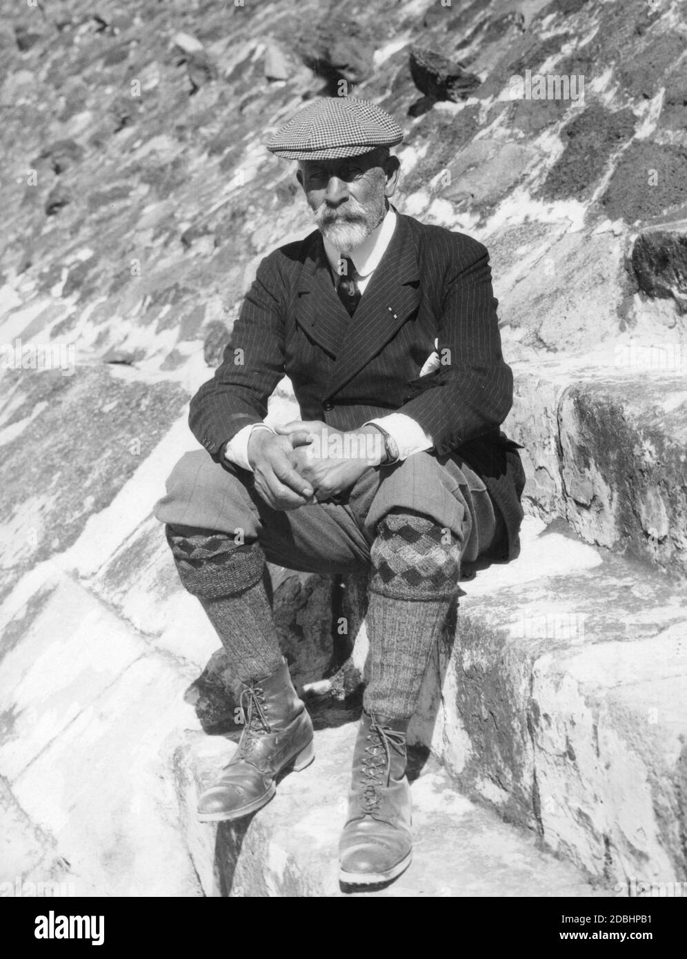 Le portrait montre le prince Henry de Prusse assis sur les marches d'un bâtiment au Mexique. Il a visité le pays en 1926. Banque D'Images