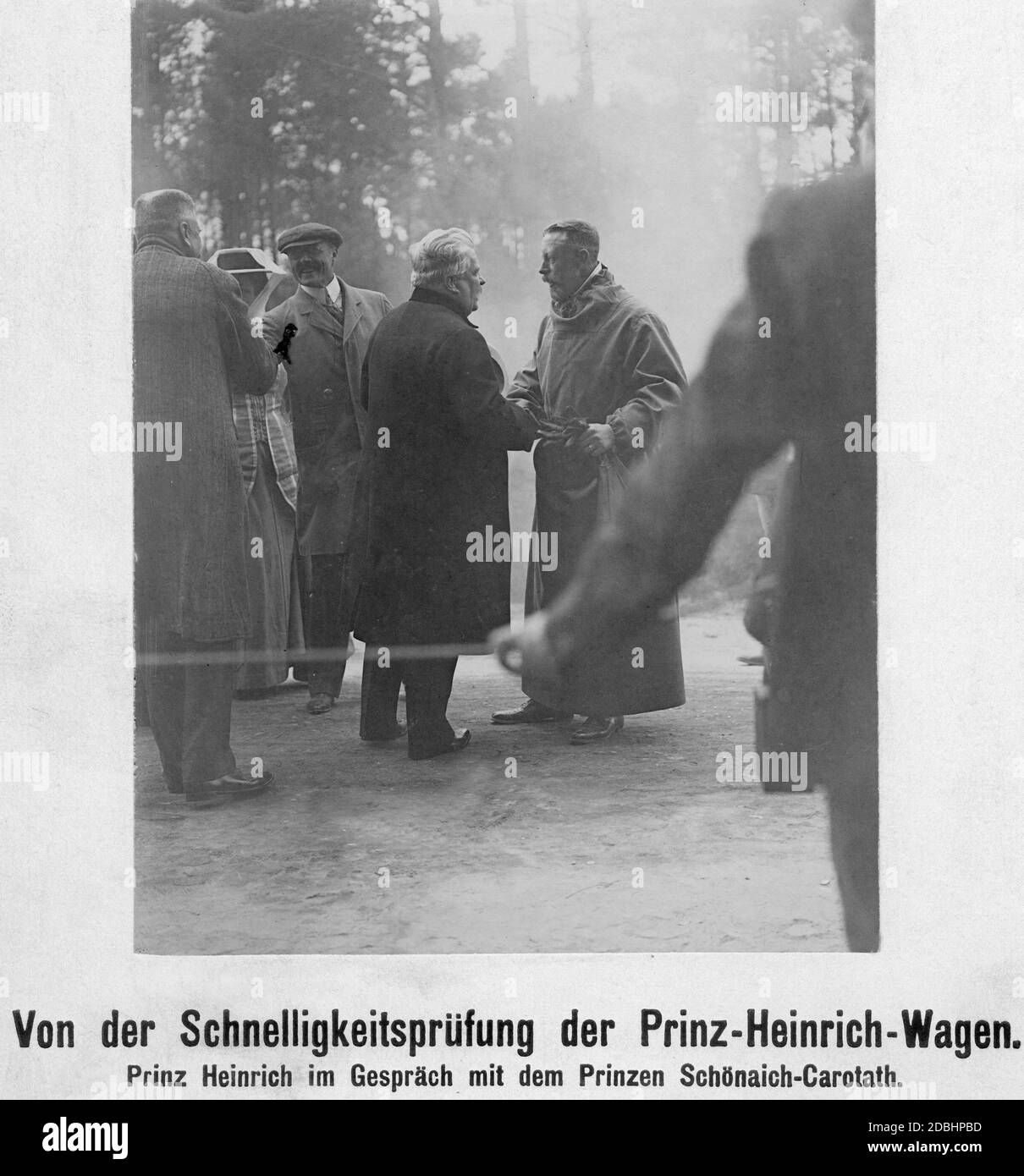 Le prince Schoenaich-Carolath (centre gauche, probablement Heinrich Ludwig) se mêle au prince Henry de Prusse (centre droit). Un test de vitesse du Prinz-Heinrich-Wagen a eu lieu en 1909. Henry de Prusse porte des vêtements adaptés à la conduite rapide dans les voitures ouvertes. Banque D'Images