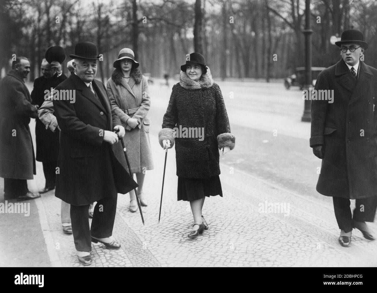 De droite à gauche : le prince Hans Georg de Schoenaich-Carolath, la ligne de l'aîné Hermine Reuss (deuxième épouse de l'empereur Wilhelm II) et la princesse Hermine Karoline de Schoenaich-Carolath. Hans Georg et Hermine Karoline sont le fils aîné et la fille de Hermine Reuss Elder Line. Ils font une promenade dans un parc à Berlin le 6 avril 1930. A gauche d'Hermione Karoline se trouve son frère le prince Ferdinand de Schoenaich-Carolath (dans l'image cachée par un homme en face de lui). Banque D'Images