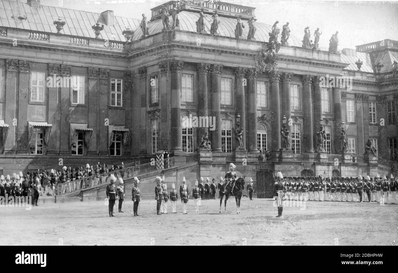 Kaiser Wilhelm II avec quatre de ses fils aîné Wilhelm, Eitel Freidrich, Adalbert et August Wilhelm, tous en uniforme de Fredericien, lorsqu'ils ont été enrôlé dans l'armée prussienne. Photo non datée. Banque D'Images