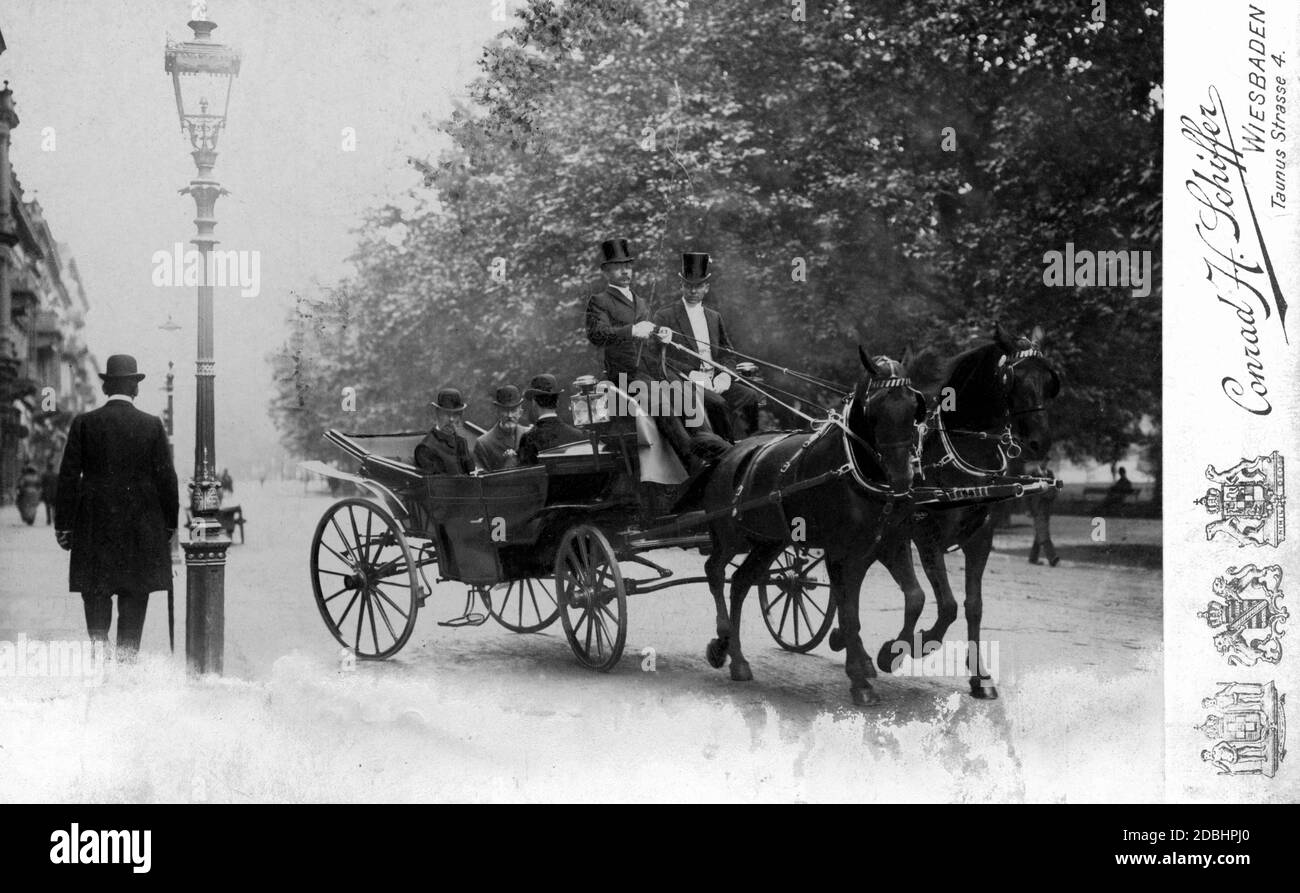 Le roi danois Christian IX et le prince Hans du Danemark dans une calèche sur un boulevard à Wiesbaden, où ils sont arrivés pour la guérison. Banque D'Images