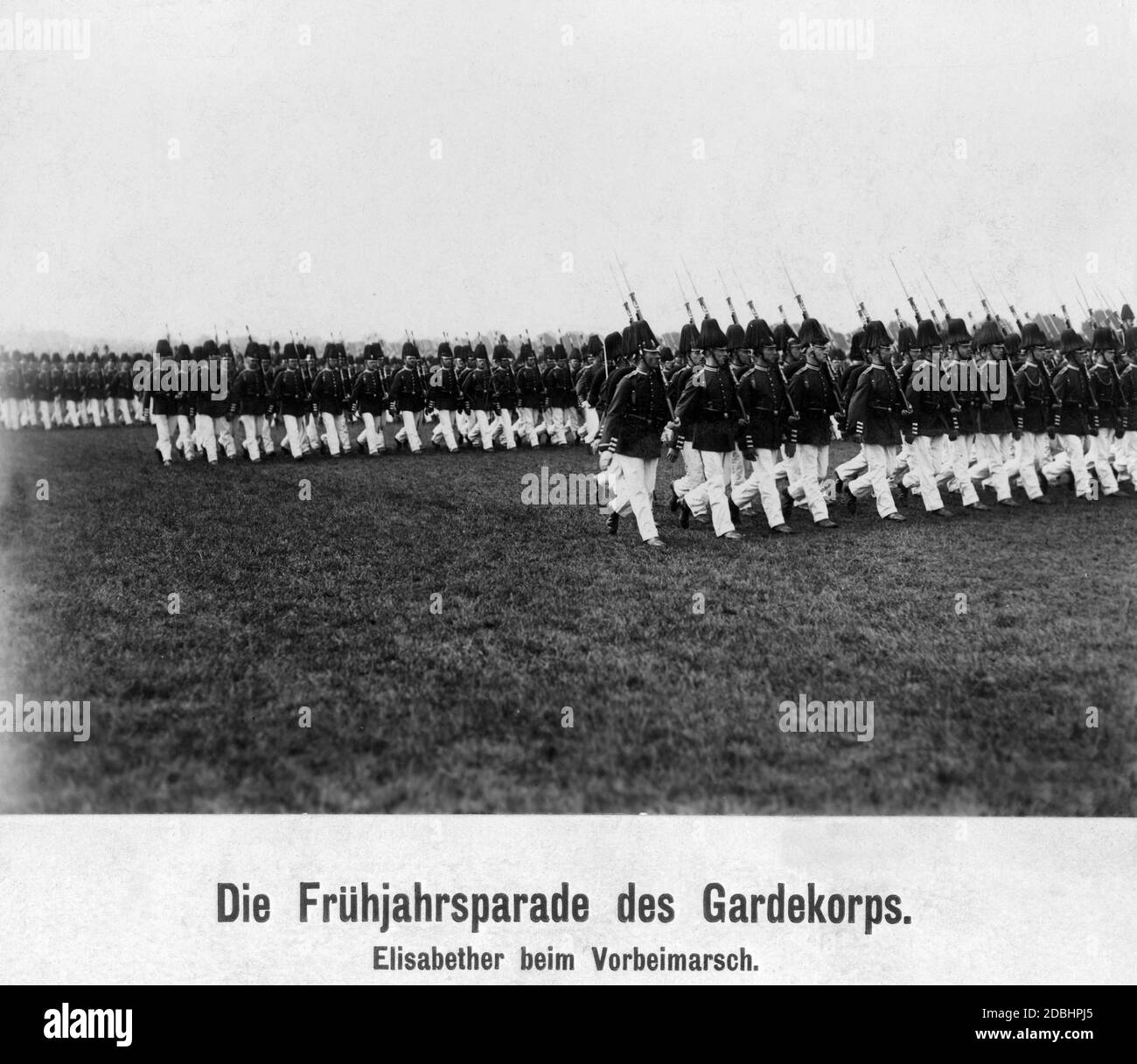 Le corps des gardes, qui était stationné à Berlin, était l'une des unités d'élite de l'armée prussienne. Sur la photo, l'infanterie se fait en compagnie, ce qui signifie en lignes de 100 soldats chacun. Il a fallu des mois de forage de casernes pour atteindre la précision requise par le règlement de forage prussien pour cette parade de mars. Banque D'Images