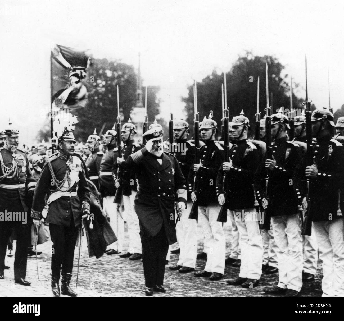 Lors de sa visite d'État à Hambourg, le roi anglais Edward VII, accompagné des généraux allemands von Bock et Polach, inspecte la compagnie honoraire, qui s'était alignée en uniforme de parade. Photo non datée. Banque D'Images