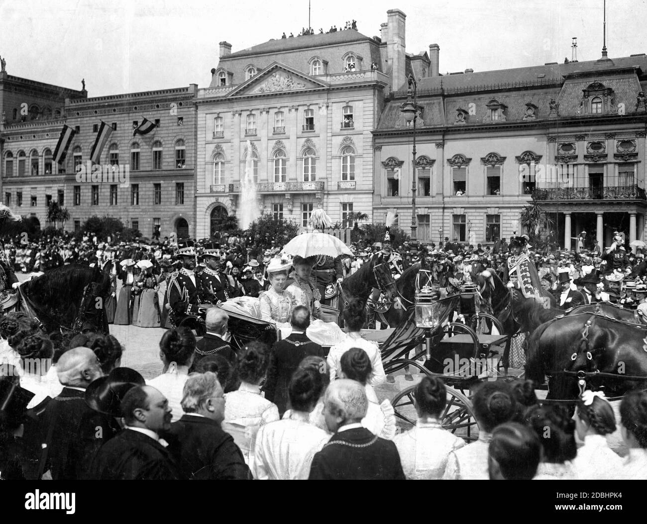 La Reine Wilhelmina néerlandaise à côté de l'impératrice allemande Augusta Victoria sur la Pariser Platz à Berlin. Banque D'Images