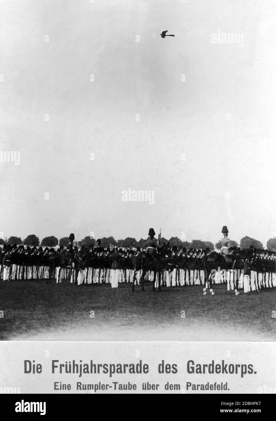 Lors de la parade du printemps, un Rumpler-Taube survole le terrain de la parade. Banque D'Images