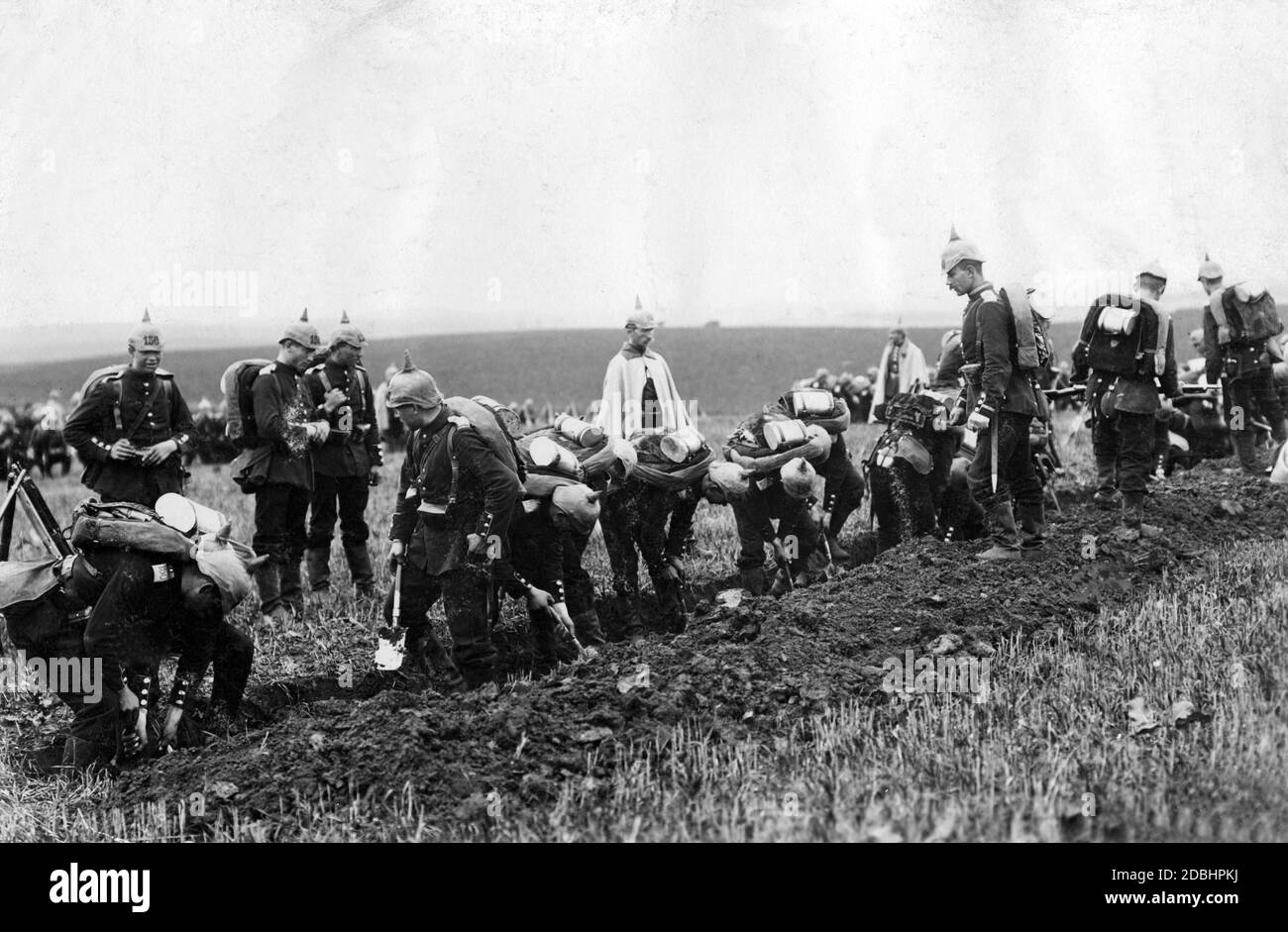 Creusement de tranchées pendant une manœuvre. Photo non datée. Banque D'Images