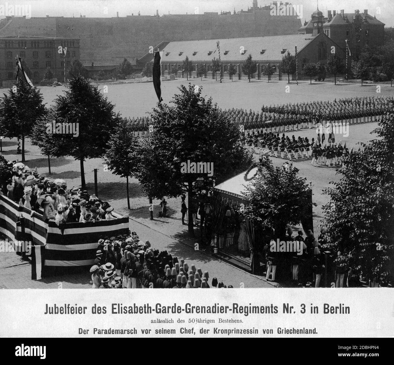 La célébration du 50ème anniversaire de l'Infanterieverband der Preussischen Armee à Berlin. La photo montre la marche du défilé devant son commandant, la princesse de la Couronne de Grèce Banque D'Images