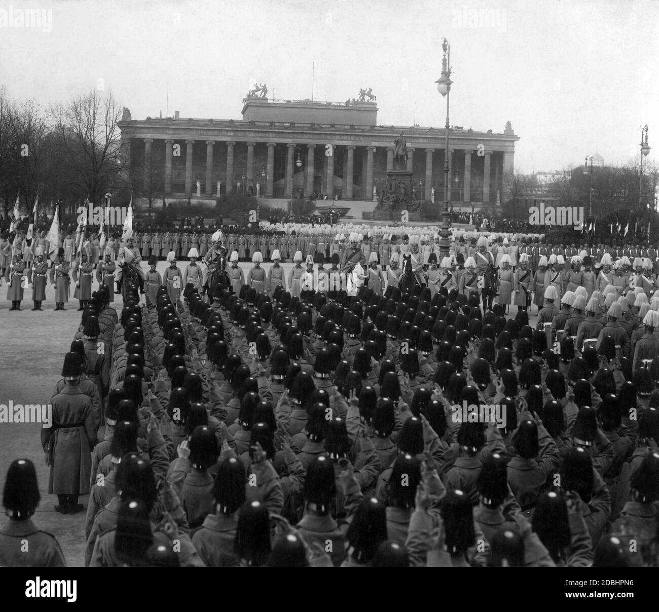 Les nouvelles recrues sont assermentées devant l'empereur Guillaume II dans le Lustgarten à Berlin. Banque D'Images