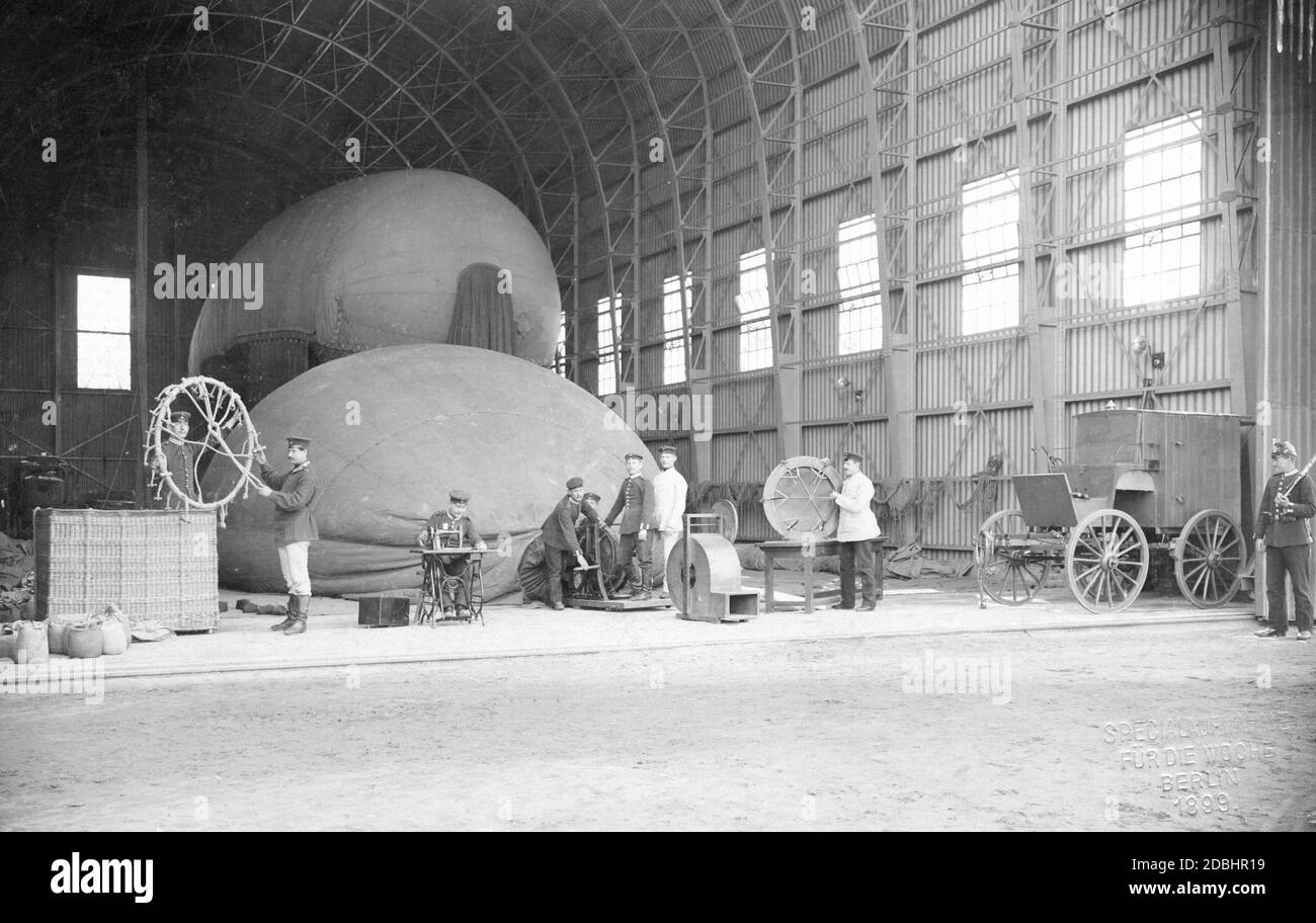 Soldats de l'armée allemande à la pompe à air pendant la production de ballons à air chaud dans un grand hall. Banque D'Images