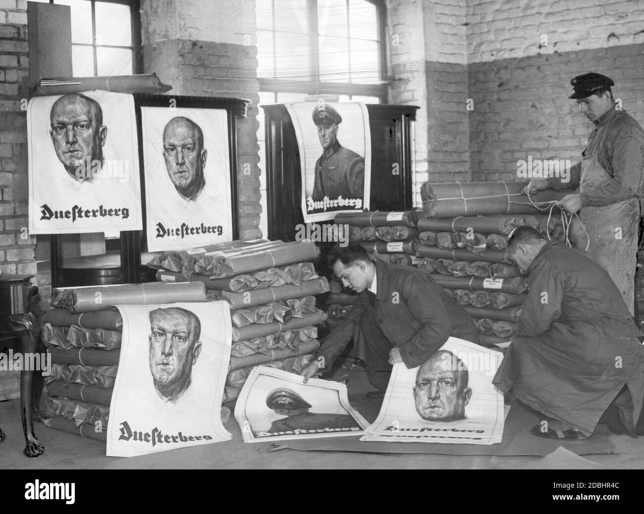 Les assistants de campagne électorale enveloppent les affiches électorales avec le portrait de Theodor Duesterberg pour l'élection présidentielle de Reich. Banque D'Images
