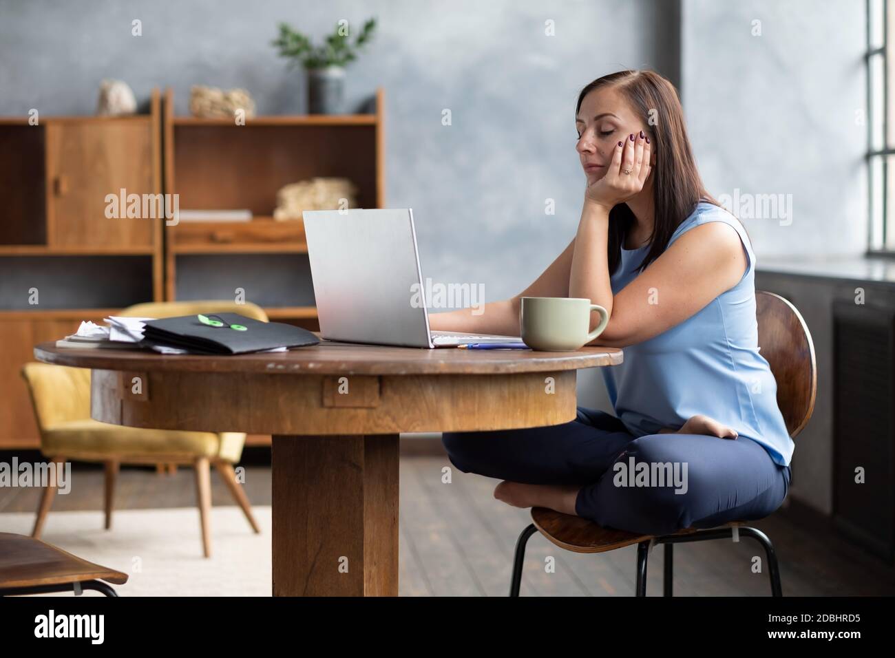 Jeunes femmes se reposant pendant la fermeture des yeux de la journée de travail. Banque D'Images
