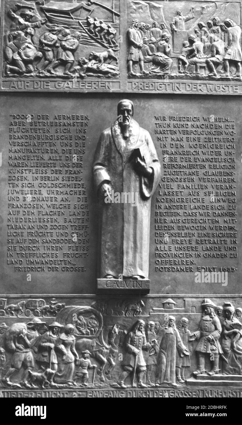 La photographie montre la plaque commémorative Johann Calvin érigée en 1935 à Berlin après son dévoilement. Il a été créé par le sculpteur Georges Morin. L'inscription raconte l'accueil des réfugiés religieux en Prusse qui sont venus de France. Banque D'Images