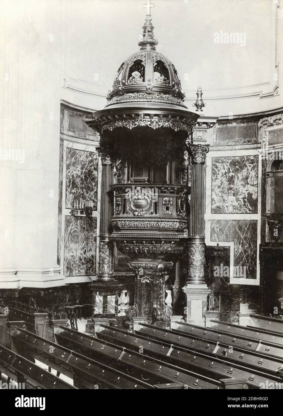 'La photographie montre la chaire dans la cathédrale de Berlin en 1908 portant l'inscription: 'Des Herrn Wort bleibet ewiglich' (''la parole de notre Dieu restera pour toujours''.' Banque D'Images