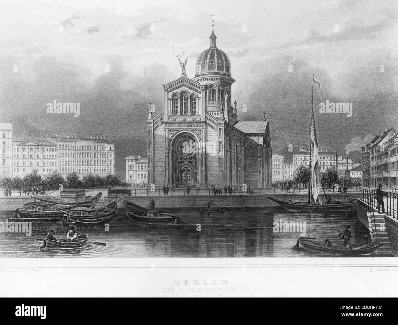 La gravure de 1854 montre l'église Saint-Michel de Michaelkirchplatz à Berlin-Mitte. En face il y a des bateaux à Engelbecken. Banque D'Images
