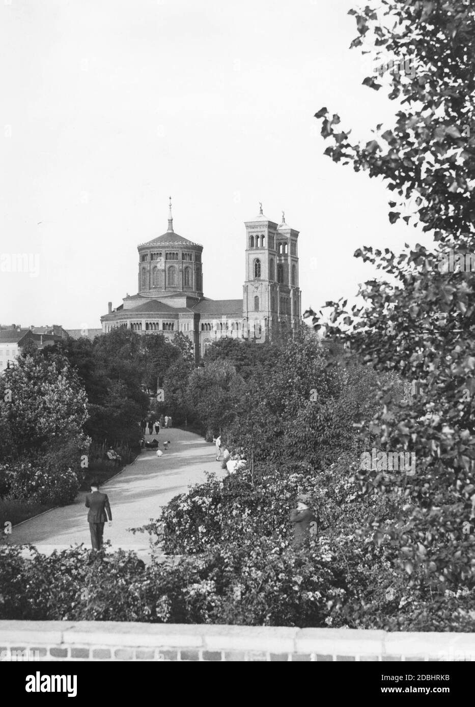 La photo montre l'église Saint-Thomas de Berlin-Kreuzberg en 1938, vue de la bande verte entre Bethaniendamm et Engeldamm (alors: Felsendamm). Banque D'Images