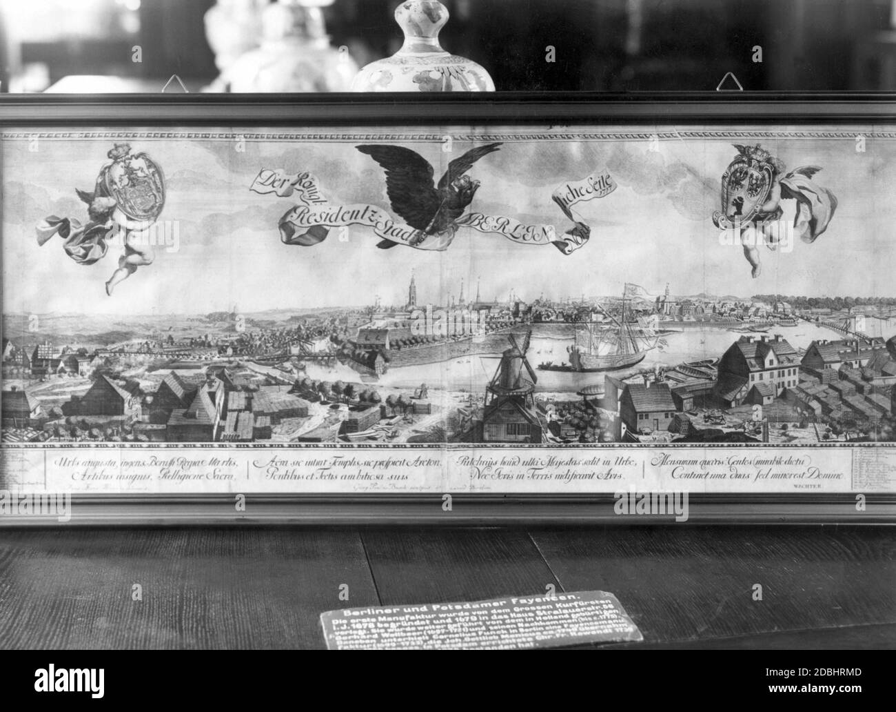'Cette gravure en plaque de copperplate de Georg Paul Busch après un dessin d'Anna Maria Wernerin montre Berlin du nord-ouest en 1717 avec un aigle portant une bannière avec l'inscription: 'Der koenigl. Residentz-Stadt BERLIN Nordliche Seite''. Photographié dans le musée Maerkisches en 1937.' Banque D'Images