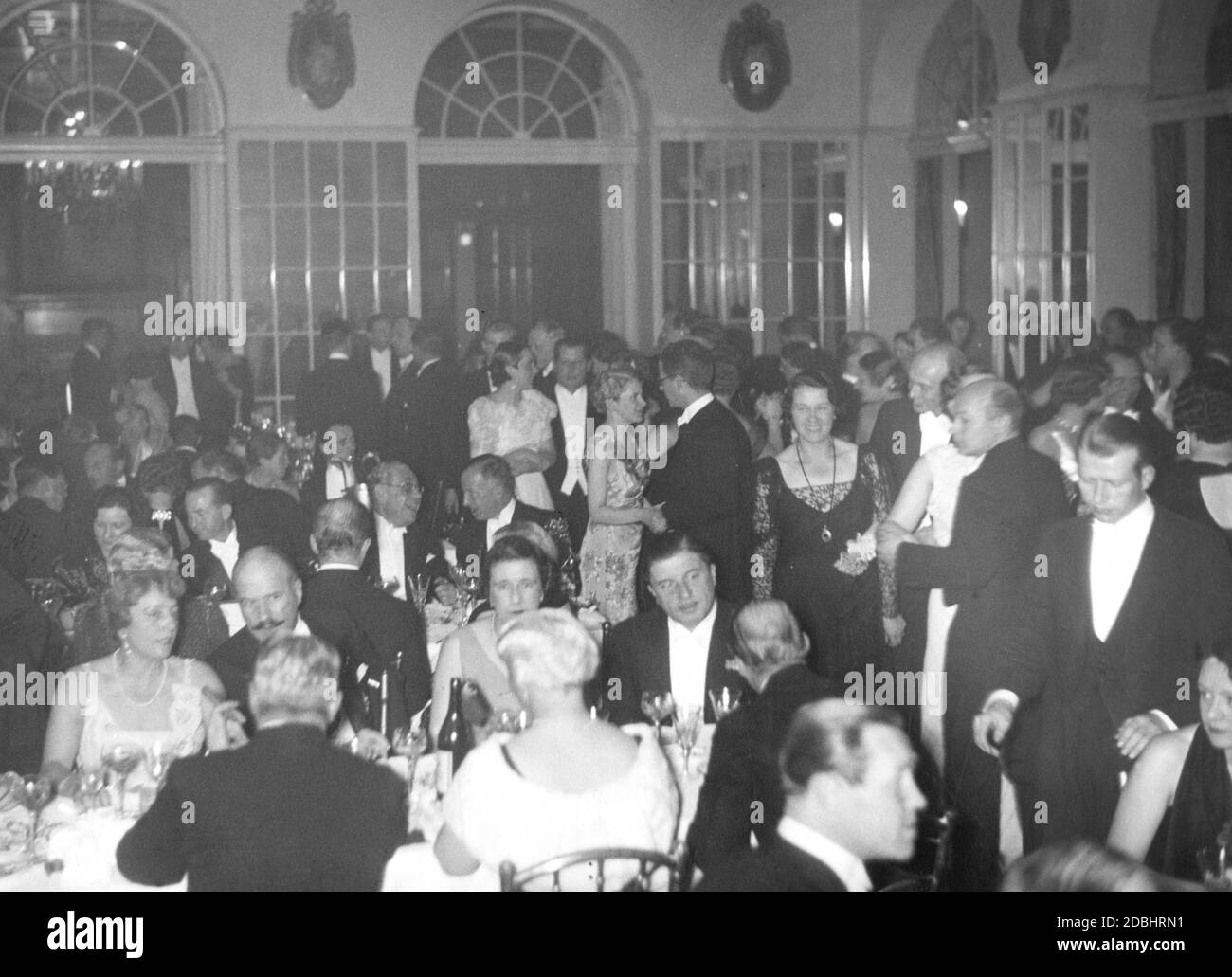 Le 29 novembre 1936, l'Association de la presse étrangère a tenu un bal à l'hôtel Adlon de Berlin, auquel ont assisté de nombreux diplomates et experts en politique étrangère. Assis à la première table (3e à partir de la gauche) se trouve l'ambassadeur de France André François-Poncet, à l'extrême droite se trouve le chef du protocole Vicco von Buelow-Schwante. À la deuxième table (de droite à gauche): L'ambassadeur des États-Unis William Edward Dodd en conversation avec l'ambassadeur turc Mehmet Hamdi Arpag, à côté de lui le chef de la presse Reich Jacob Otto Dietrich. Banque D'Images