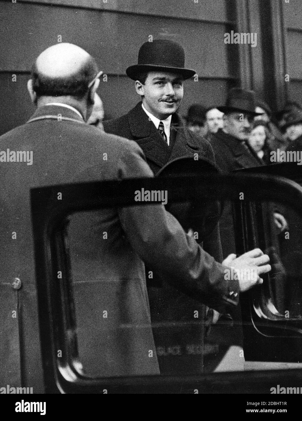 Archduke Otto von Habsburg quitte son hôtel à Paris. Banque D'Images