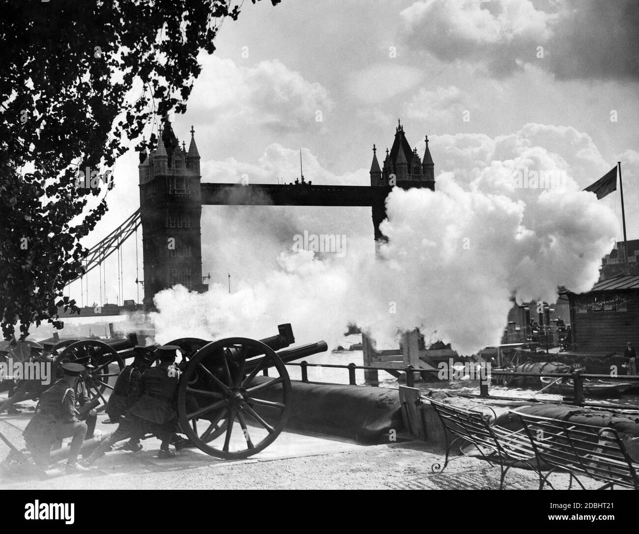 Des canons sont tirés de la Tour de Londres en l'honneur de la naissance de la princesse Margaret. Banque D'Images