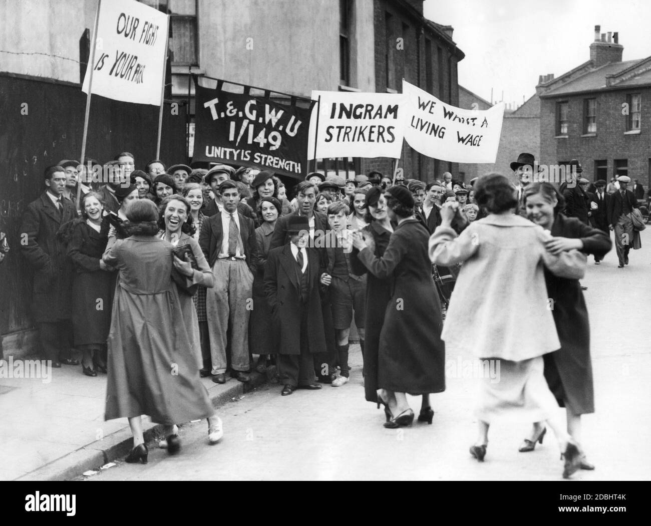 'Un groupe de travailleurs de ''J. G. Ingram and son, The London India Rubber Works'' dans le quartier de Hackney Wick à Londres, grève pour des salaires plus élevés. Plusieurs travailleuses dansent dans les rues. » Banque D'Images