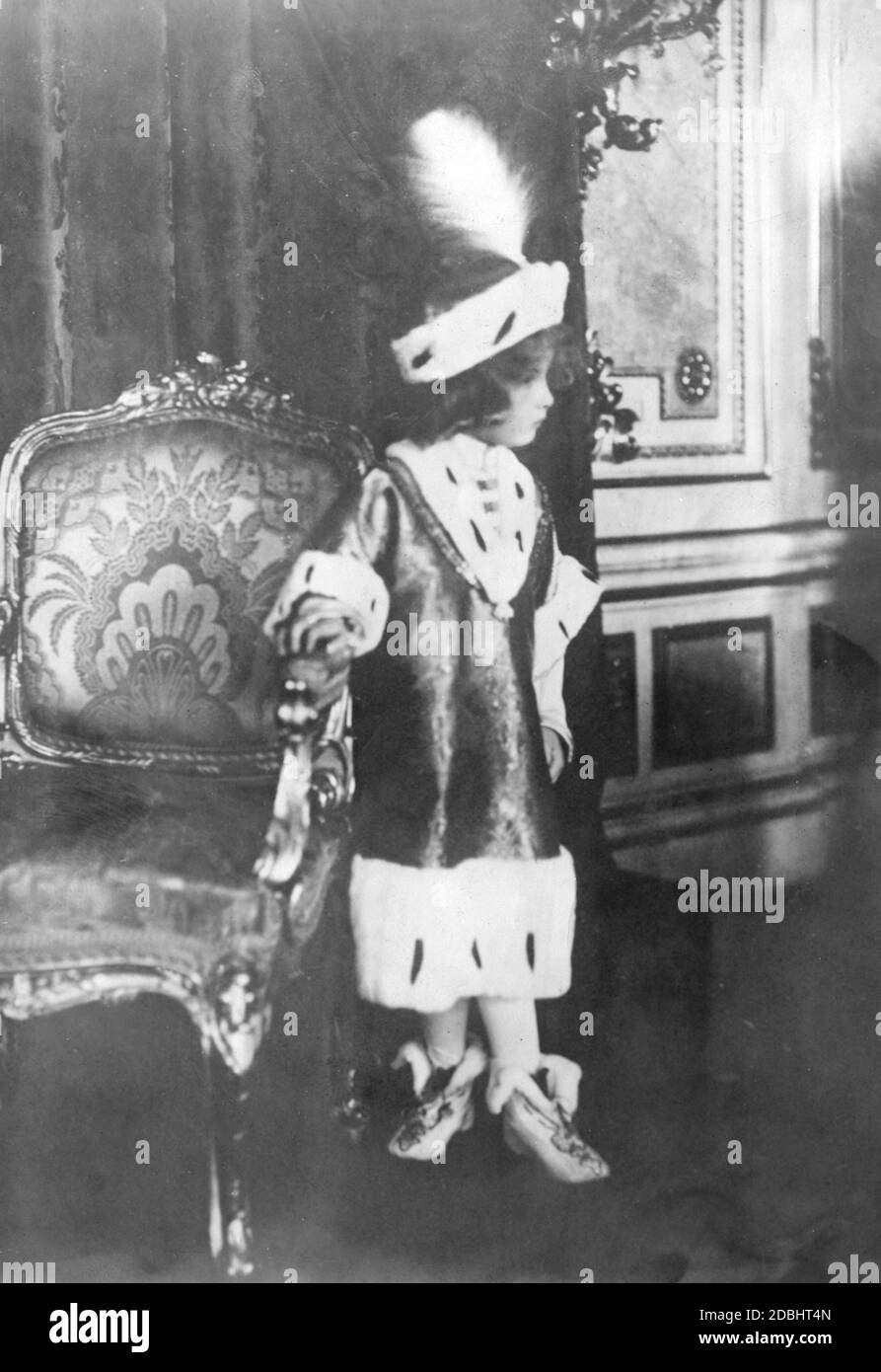 Otto von Habsburg dans le couronnement régalia à l'occasion du couronnement de son père comme empereur. Banque D'Images