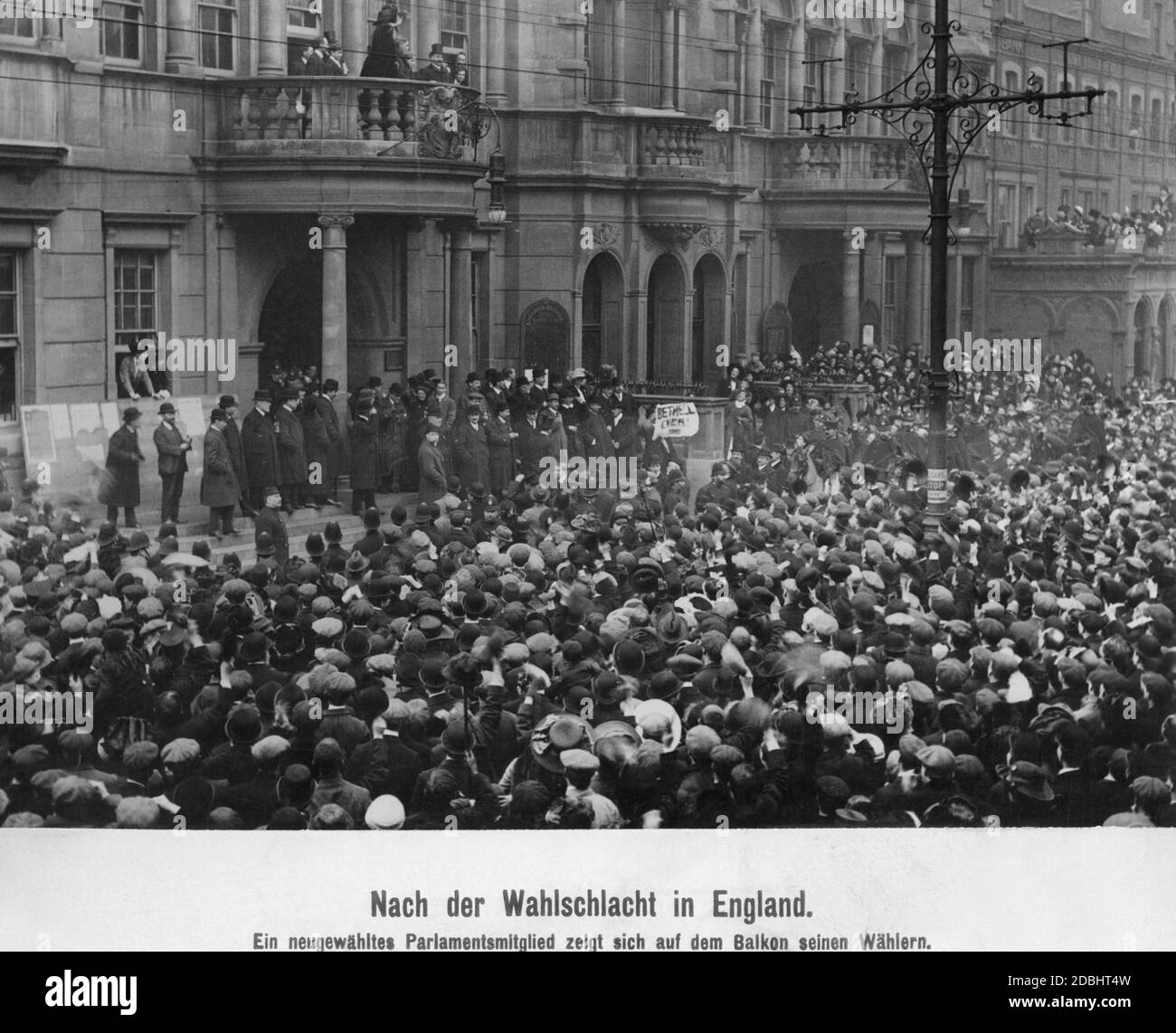 Un député nouvellement élu après les élections à la Chambre des communes britannique en décembre 1910 se présente à ses électeurs sur un balcon au début de janvier 1911. Banque D'Images