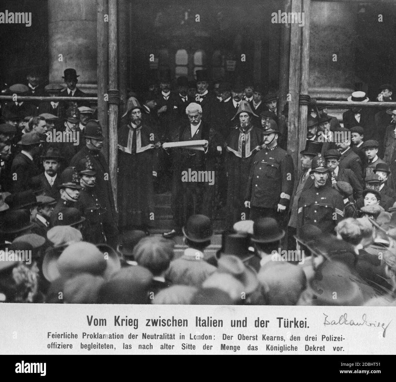 Proclamation solennelle de la neutralité de la Grande-Bretagne dans la guerre des Balkans : le colonel Kearns, flanqué de trois policiers, lit le décret royal selon l'ancienne coutume de Londres. Banque D'Images