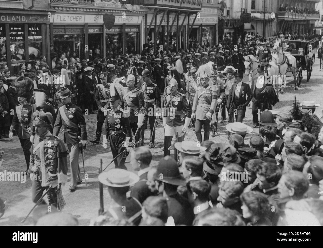 Princes et représentants d'États étrangers dans le cortège funéraire aux funérailles du roi britannique Edward VII à Windsor : Dans le cortège funéraire sont, entre autres, le prince Max de Baden (avant gauche), le roi Wilhelm II (milieu droit) et l'ancien président américain Theodor Roosevelt (juste derrière avec le chapeau de tête). Banque D'Images