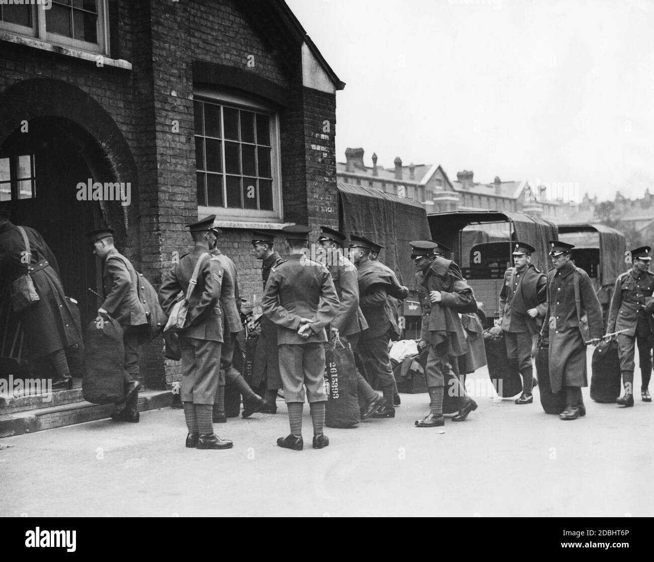 Des soldats du 1er Bataillon Grenadier Guards avec de l'équipement entrent dans la caserne London Chelsea. Ils y prépareront un éventuel déploiement en Tchécoslovaquie en raison de la crise de Sudètes. Banque D'Images