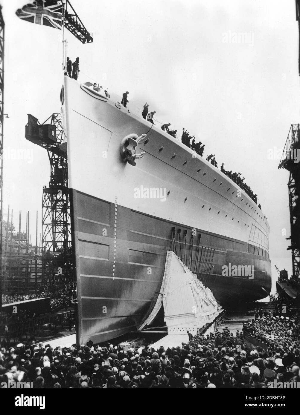 'Lancement du navire de guerre anglais ''Prince de Galles'' à Birkenhead, dans le nord de l'Angleterre. Le cuirassé avait déjà été baptisé par la princesse Mary, la sœur du roi George VI. Banque D'Images