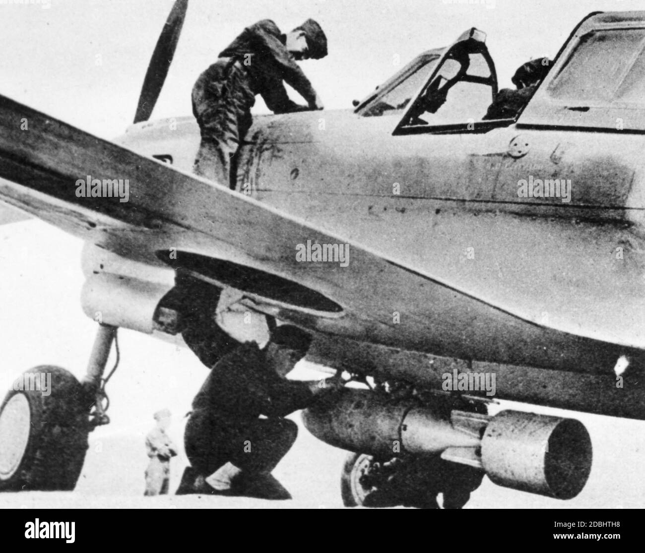 « un soldat monte une bombe sur un Curtiss P-40 ''Kittihawk'' des États-Unis, qui vole des missions en Afrique sous l'emblème anglais. (photo non datée)' Banque D'Images