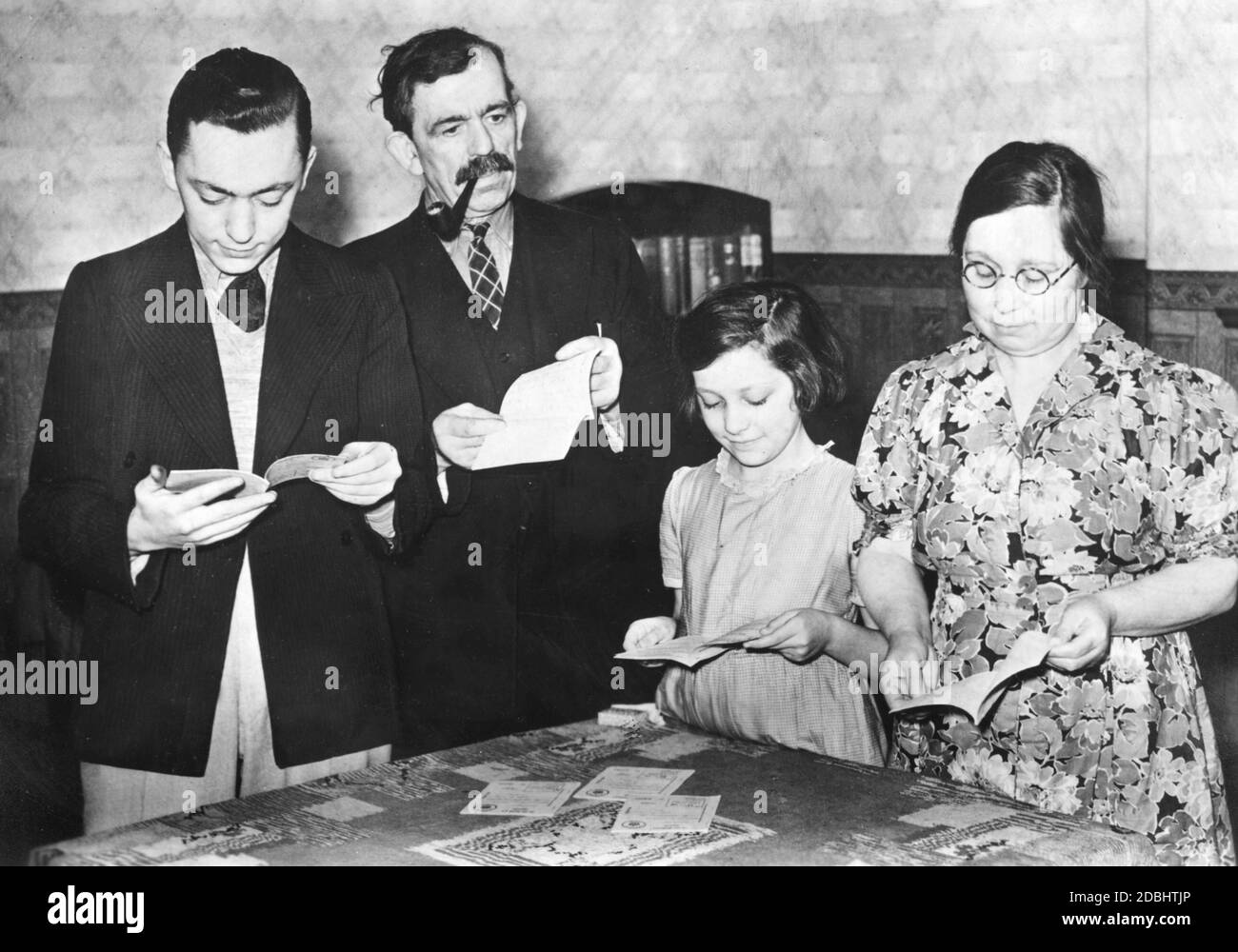 Une famille anglaise a reçu des cartes de ration pour les rations alimentaires. Banque D'Images