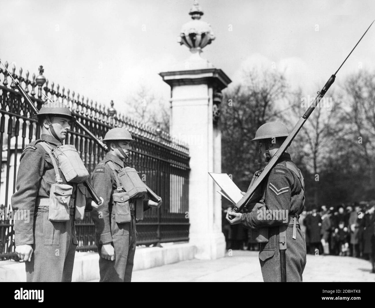 Un caporal (à droite) informe son changement de garde (à gauche) du 22e régiment de la Force active du Québec de l'ordre du jour quotidien. Banque D'Images