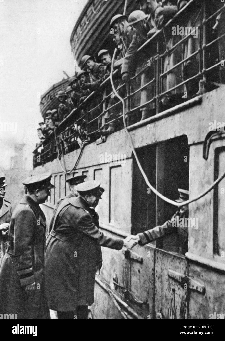 Un officier américain salue les soldats américains après leur arrivée en Irlande du Nord. (photo non datée) Banque D'Images