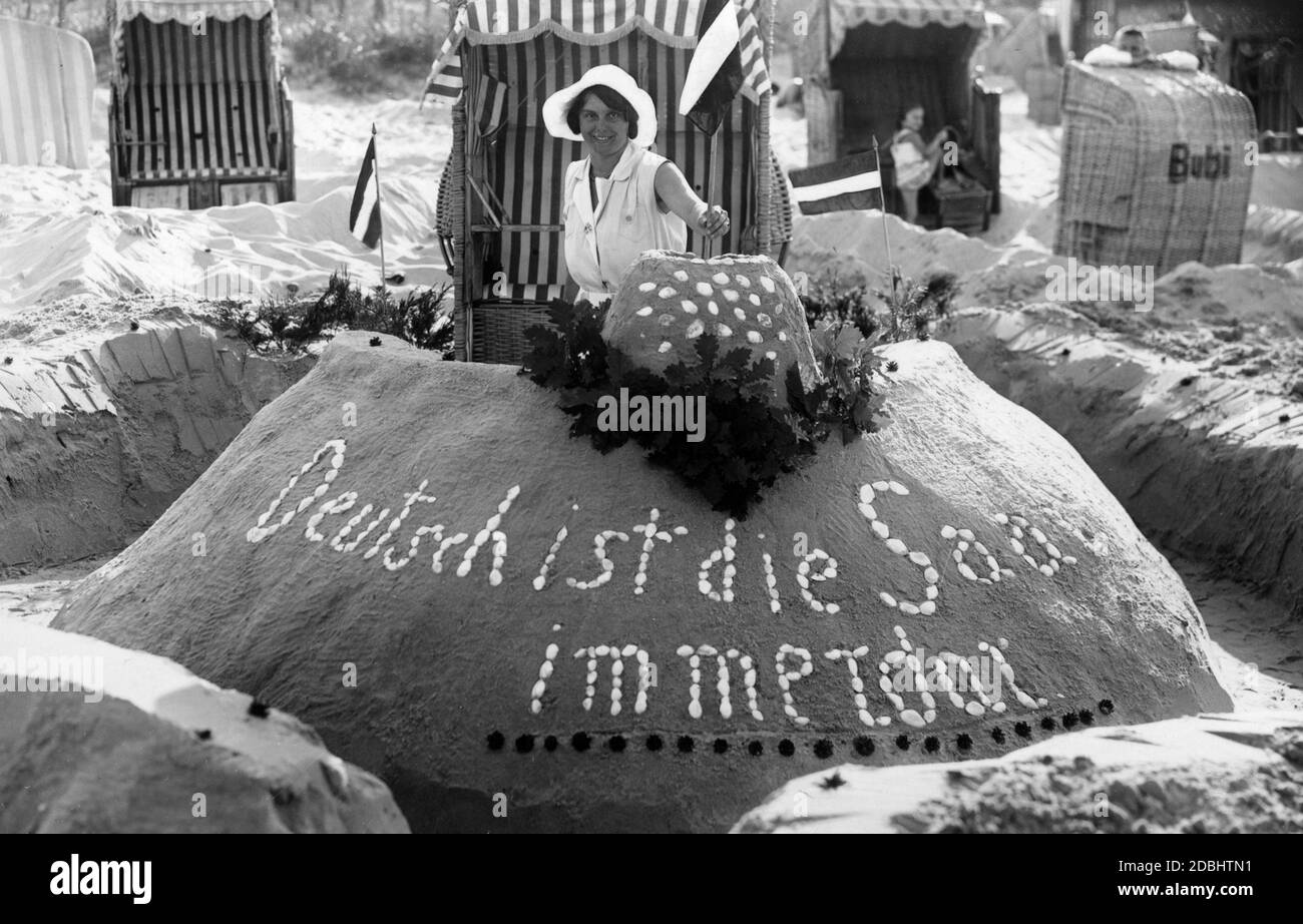 'À Ahlbeck, sur la mer Baltique, une Sarre se trouve derrière son château de plage avec l'inscription ''Deutsch ist die Saar immerdar'' ('' le Saar est allemand pour toujours'), avec laquelle elle a remporté la 3ème place dans un concours. Photo non datée.' Banque D'Images