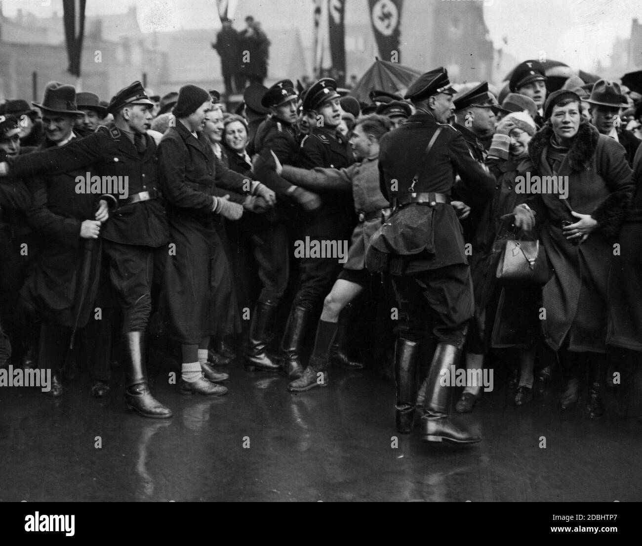 Lors des célébrations de l'annexion de la région de Saar au Reich allemand, la foule enthousiaste est retenue par les membres SS. Banque D'Images