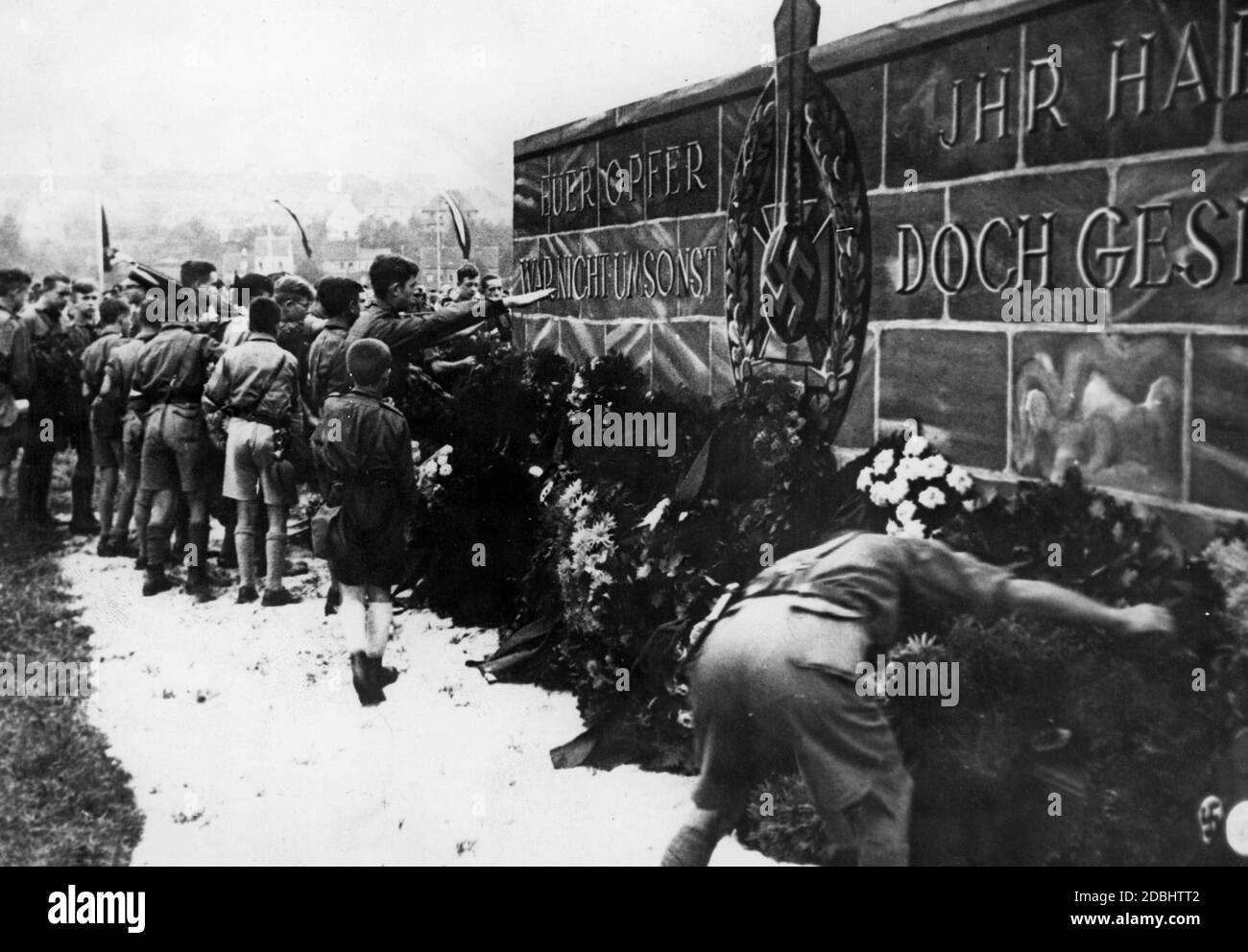 "Au cours de la campagne pour la réintégration de la région de Saar dans le Reich allemand, une "Journée des "soldiers"" se tient à Zweibruecken, dans le Palatinat, à la frontière de la Sarre. Voici une vue des cérémonies de pose de couronne au 'Mémorial aux morts', dont l'inscription se lit comme suit : ''votre sacrifice n'a pas été vain. Vous avez gagné ». Banque D'Images