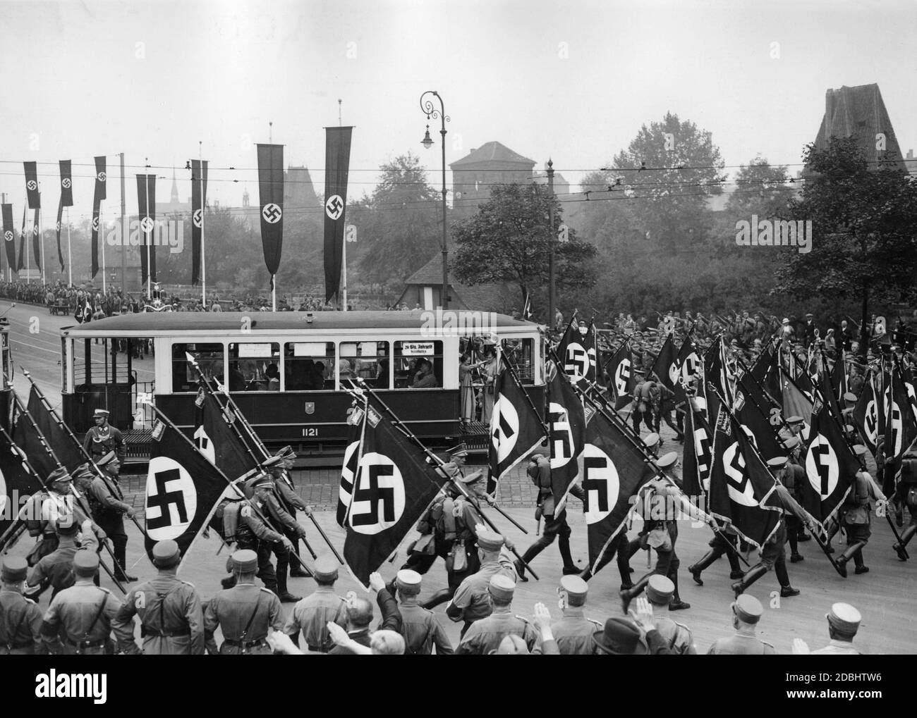 "Après l'arrivée des trains spéciaux à la gare de Nuremberg, les participants au Congrès du Parti nazi à Nuremberg en mars ont passé un tram avec un prix qui dit ''20 PFG''. En arrière-plan, le mur Frauentor.' Banque D'Images