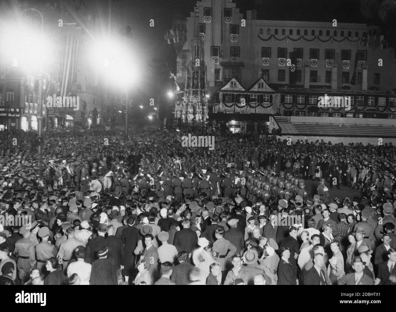 Le premier soir du Congrès du Parti nazi à Nuremberg, le groupe de musique de la Reichswehr joue un concert pour les gens de Nuremberg sur la soi-disant Adolf-Hitler-Platz. En arrière-plan est le Schoener Brunnen. Banque D'Images
