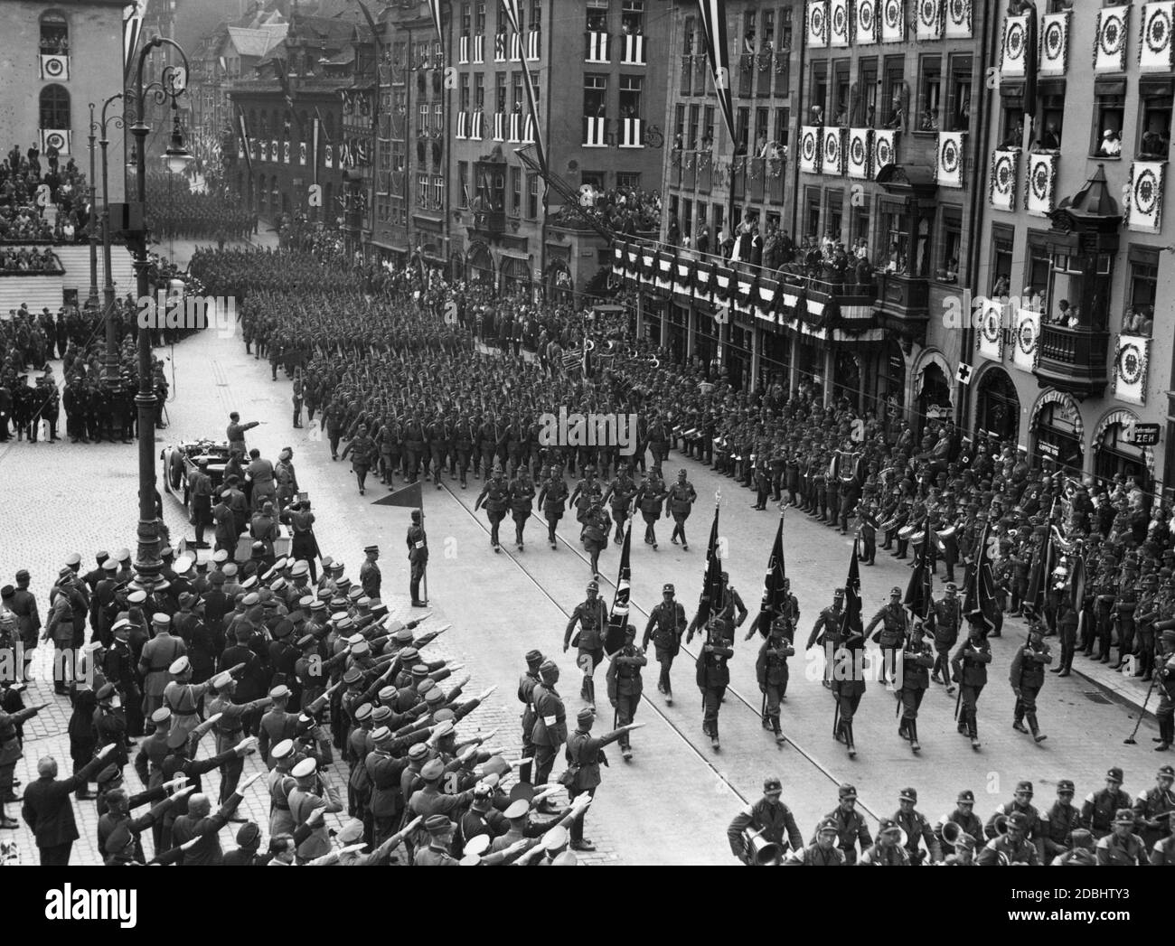 Adolf Hitler (debout à gauche dans la Mercedes) salue les formations du Reich Labour Service sur la fameuse Adolf-Hitler-Platz lors du Congrès du Parti nazi à Nuremberg. Banque D'Images