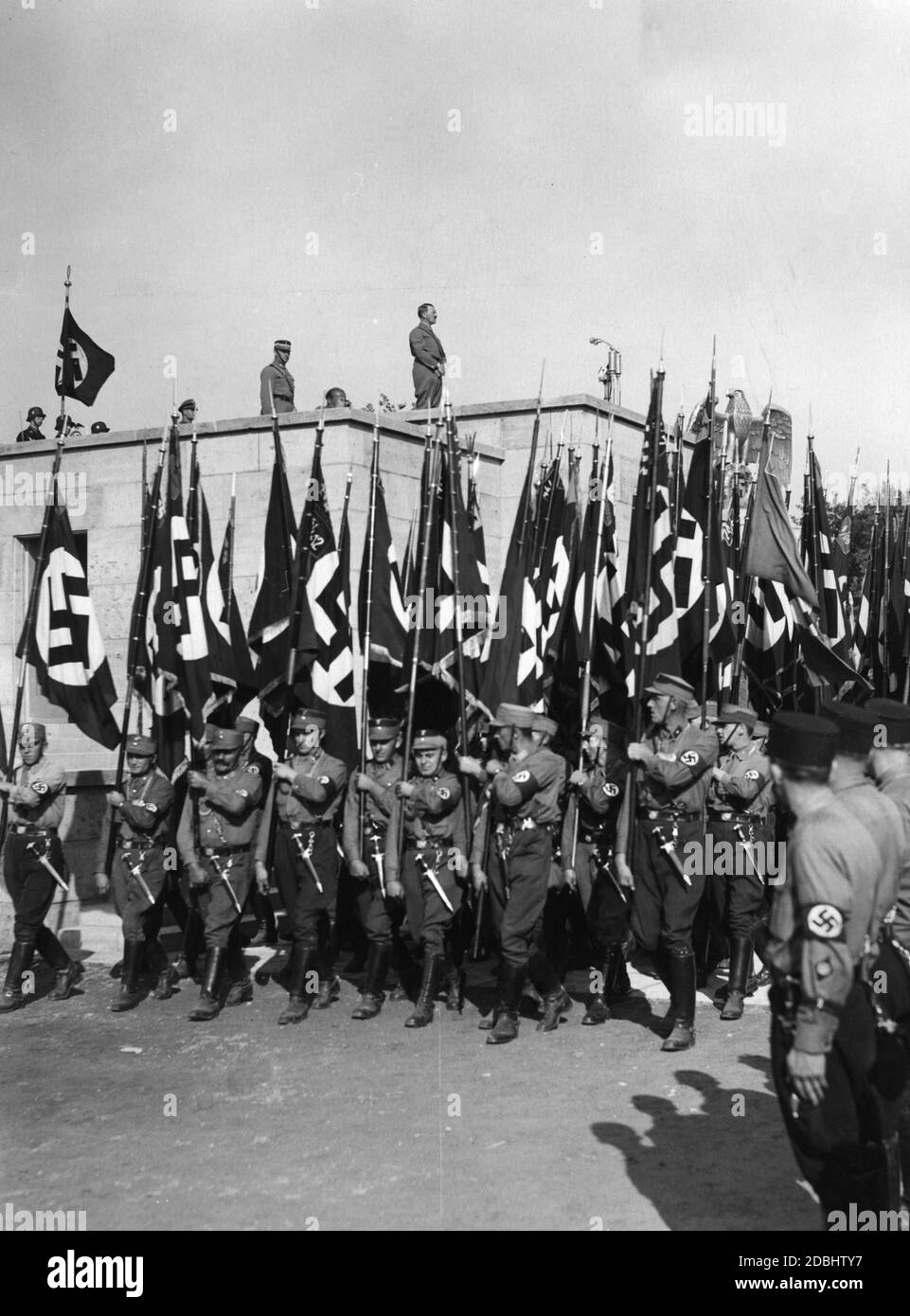 Adolf Hitler et derrière lui Viktor Lutze regardent de la tribune la parade des formations sa et SS dans la Luitpoldarena pendant le Congrès du Parti nazi à Nuremberg. Banque D'Images