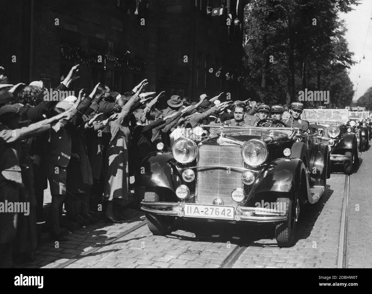 Rudolf Hess (à gauche) en Mercedes 770 K arrive pour le Congrès du Parti nazi à Nuremberg, où il est accueilli avec enthousiasme par la population. Banque D'Images