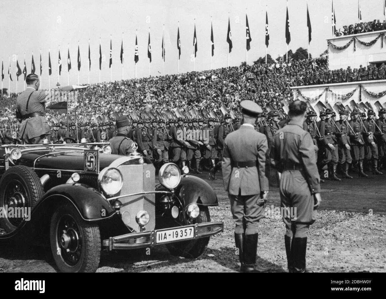 Dans une Mercedes 770 K Adolf Hitler prend le salut du Reich Labour Service sur le champ de Zeppelin. Konstantin Hierl est devant lui. Banque D'Images