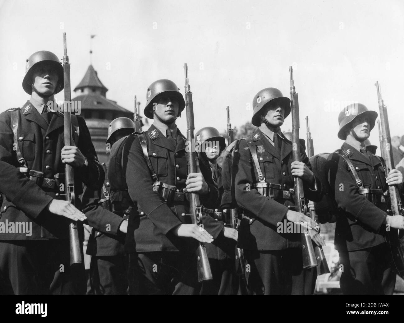 'Une garde d'honneur de la SS Standarte 'Deutschland '' a défilé devant la gare centrale de Nuremberg pour recevoir une délégation italienne de fascistes. En arrière-plan, le Koenigstor.' Banque D'Images