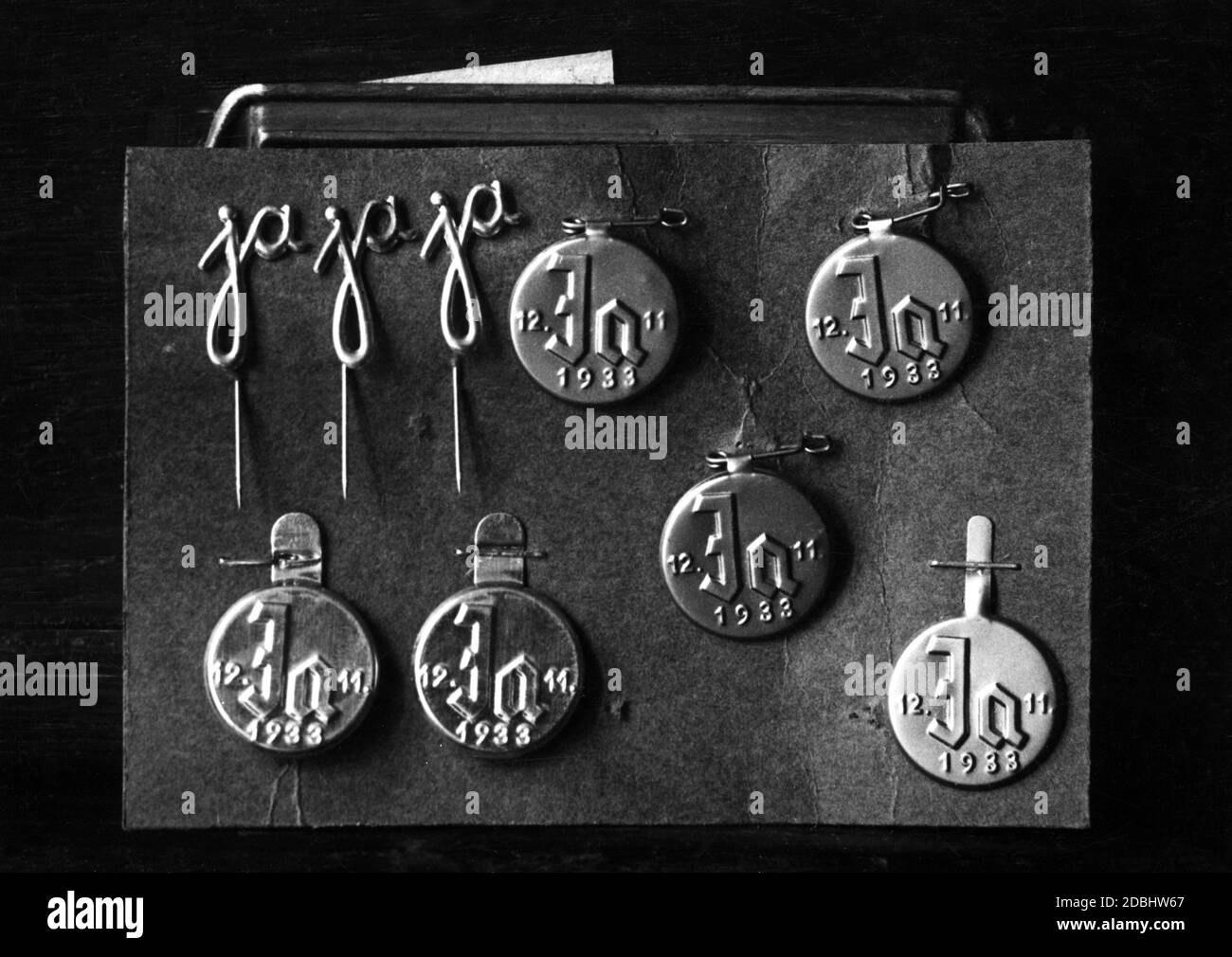 Les deux badges électoraux différents des élections du Reichstag et du référendum sur le retrait de la Société des Nations le 12.11.1933. Les électeurs ne pouvaient que décider entre Oui, pour Hitler, et non, contre Hitler. Texte original (1933): Badge électoral, que chaque électeur pourrait acheter après avoir quitté la salle de vote pour 5 pfennigs. (aucune contrainte). Le badge sert de preuve. 40 millions de badges ont été produits. La difficulté de l'approvisionnement en matériaux n'a pas permis de produire un insigne uniforme. Il y a 2 badges différents. Banque D'Images