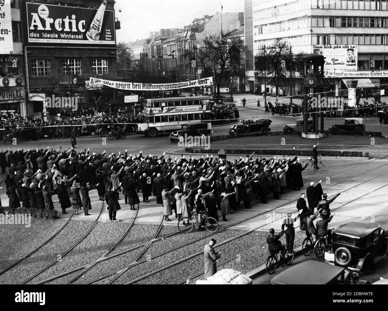 'Silence pendant la campagne électorale de l'élection du Reichstag de 11.12.1933 et le référendum sur le retrait de la Société des Nations à la Potsdamer Platz à Berlin. En arrière-plan se trouve une bannière avec l'inscription ''contre la folie d'armement du monde''. Banque D'Images