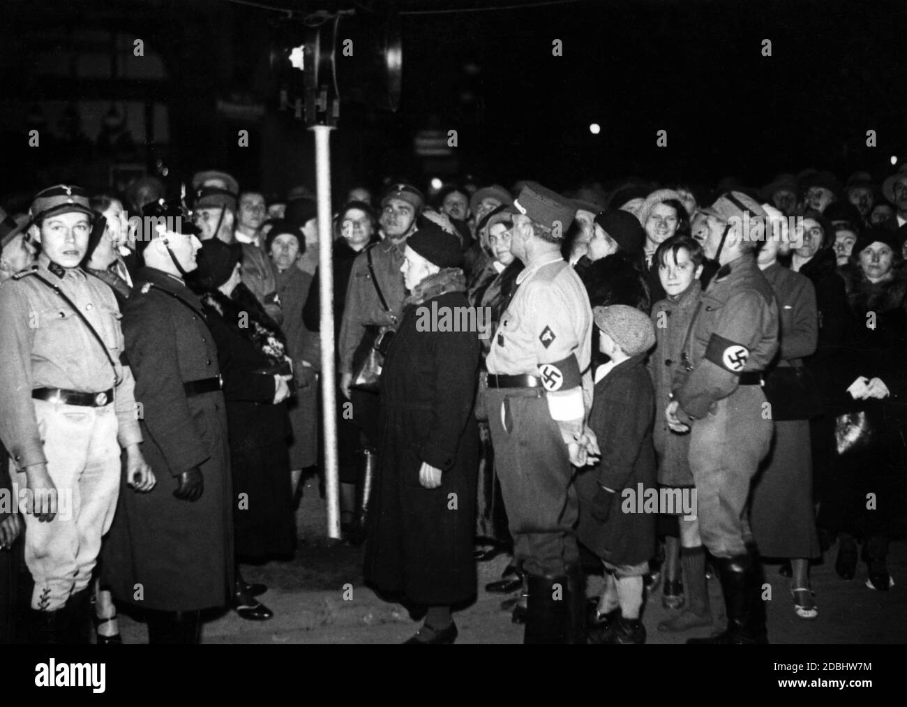 Diffusion d'un discours d'Adolf Hitler dans une rue de Berlin au cours de la campagne électorale du Reichstag et du référendum sur le retrait de la Société des Nations le 12 novembre 1933. Banque D'Images