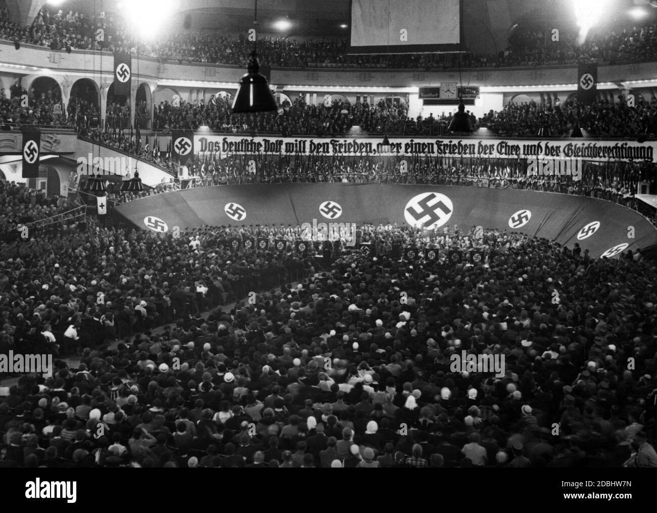 «un discours d'Adolf Hitler à un rassemblement dans le Sportpalast de Berlin ouvre la campagne pour l'élection du Reichstag et le référendum sur le retrait de la Société des Nations le 12.11.1933. En arrière-plan se trouve une bannière avec l'inscription ''le peuple allemand veut la paix, mais une paix d'honneur et d'égalité des droits'''. Banque D'Images
